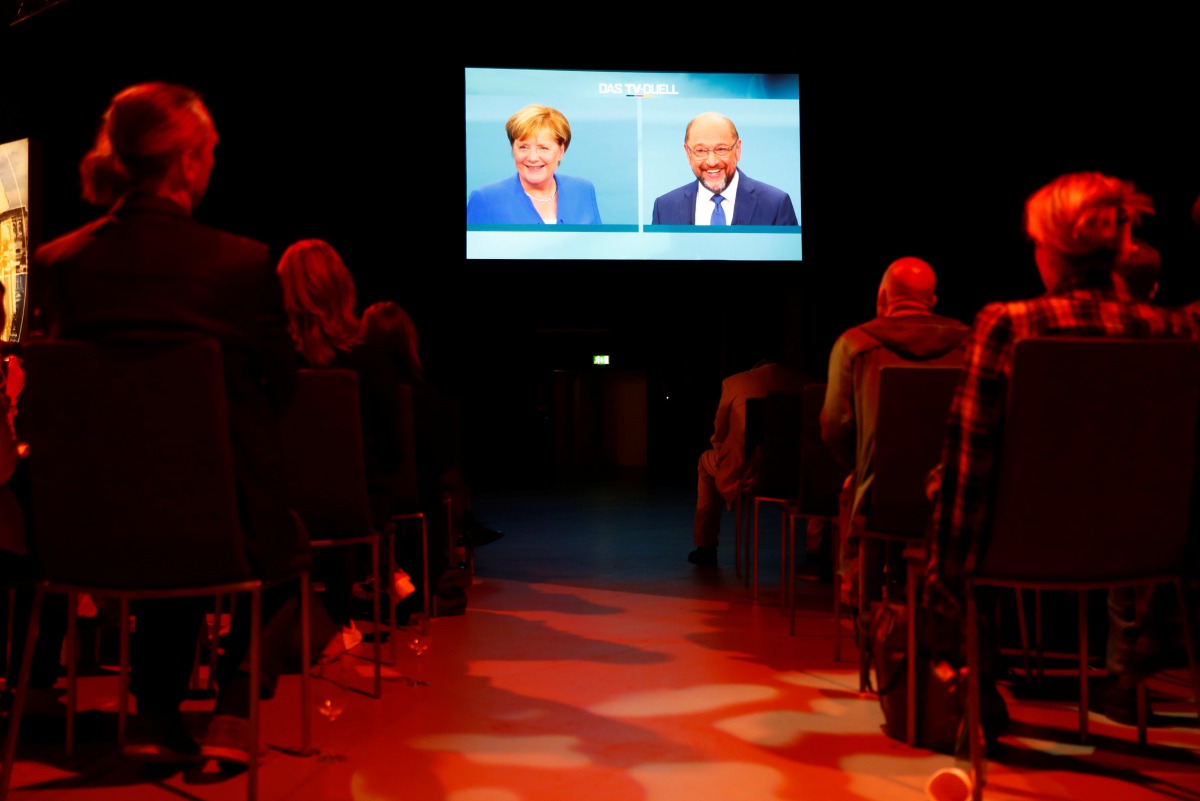 Journalists watch a TV debate between German Chancellor Angela Merkel of the Christian Democratic Union (CDU) and her challenger Germany's Social Democratic Party SPD candidate for chancellor Martin Schulz in Berlin, Germany, September 3, 2017. Reuters/Fa