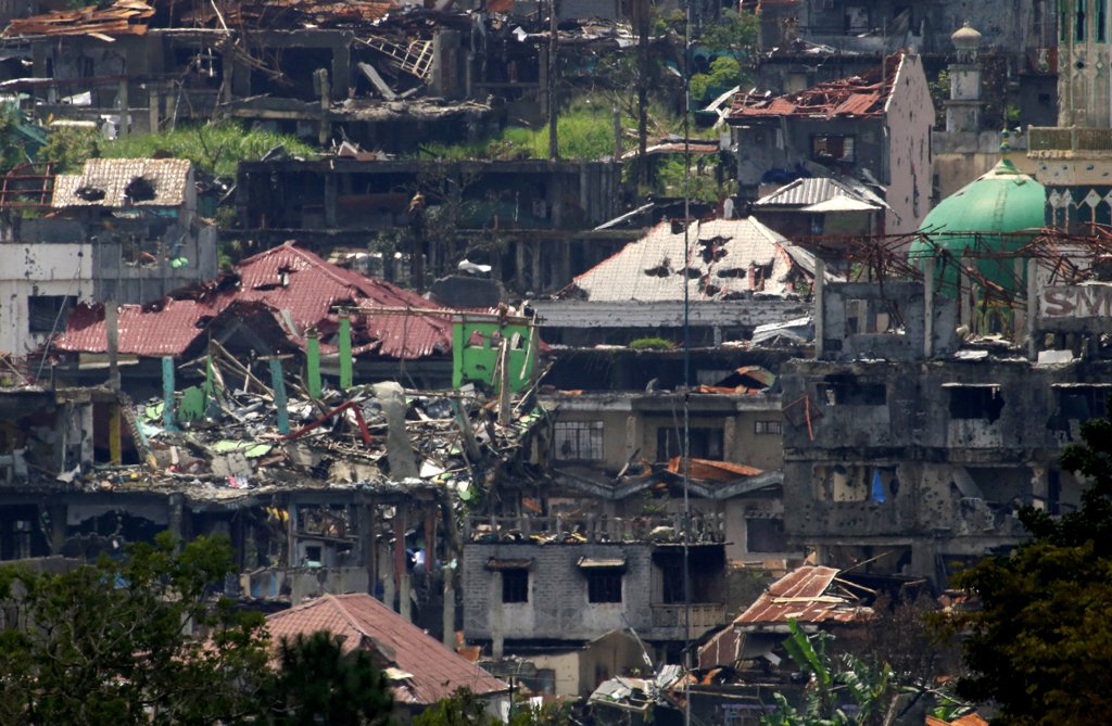 Damaged buildings and houses are seen as government troops continue their assault on its 105th day of clearing operations against pro-IS militants who have seized control of large parts of Marawi city, southern Philippines September 4, 2017. REUTERS/Romeo
