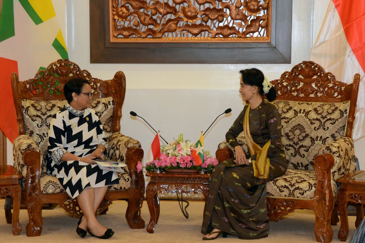 Indonesian Foreign Minister Retno Marsudi (L) meeting with Myanmar's State Counselor Aung San Suu Kyi (R) in Naypyidaw on September 4, 2017. AFP Photo / Myanmar Ministry Of Foreign Affairs