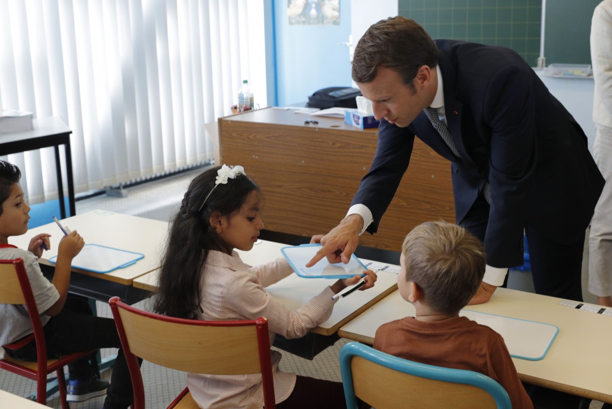 French President Emmanuel Macron speaks with pupils during a visit to a school at the start of the new school year in Forbach, eastern France on September 4, 2017. AFP / Philippe Wojazer