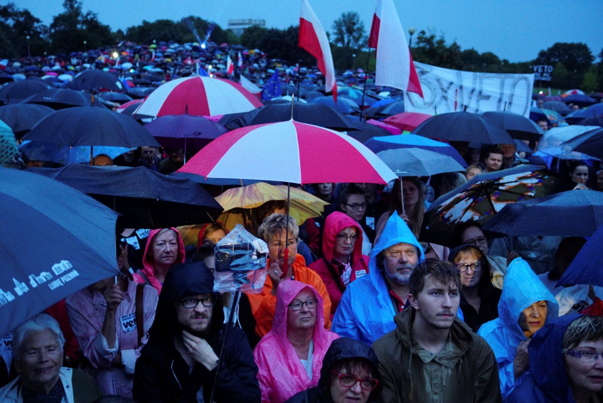 FILE PHOTO: People attend a protest against judicial reforms in Poznan, Poland July 24, 2017 (Agencja Gazeta / Lukasz Cynalewski via REUTERS) 