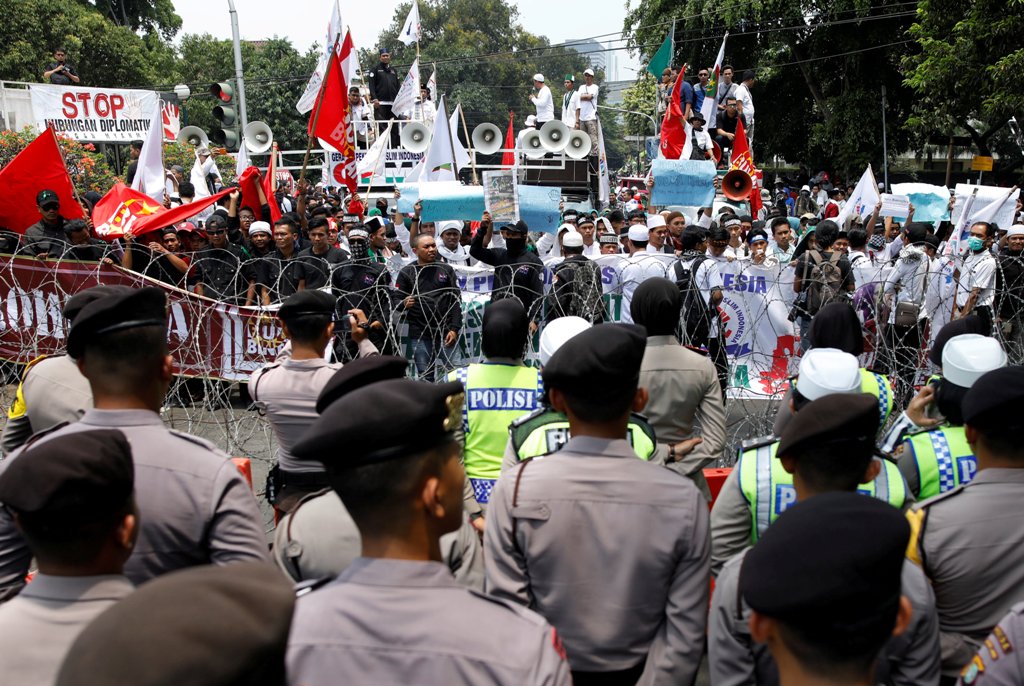 Muslim men protest against what they say is the persecution of the Rohingya Muslim minority in Myanmar, outside of Myanmar's embassy in Jakarta, Indonesia September 6, 2017. REUTERS/Darren Whiteside