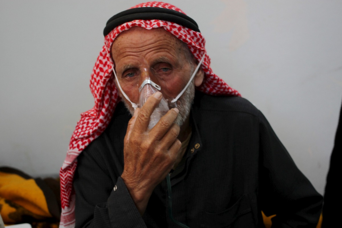 A man breathes through an oxygen mask after what activists said was a chlorine gas attack on Kansafra village at Idlib countryside, Syria May 7, 2015. (Reuters / Abed Kontar) 