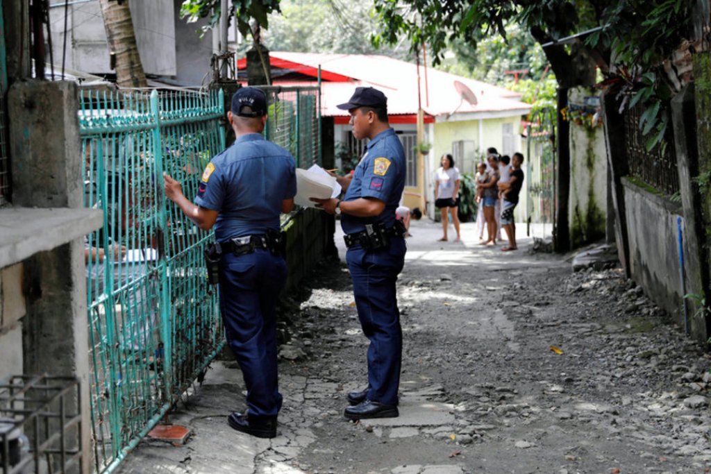 Policemen knock door to door and interview residents during a drug testing operation in Payatas, Quezon City, Metro Manila, Philippines August 23, 2017. REUTERS/Dondi Tawatao Reuters.