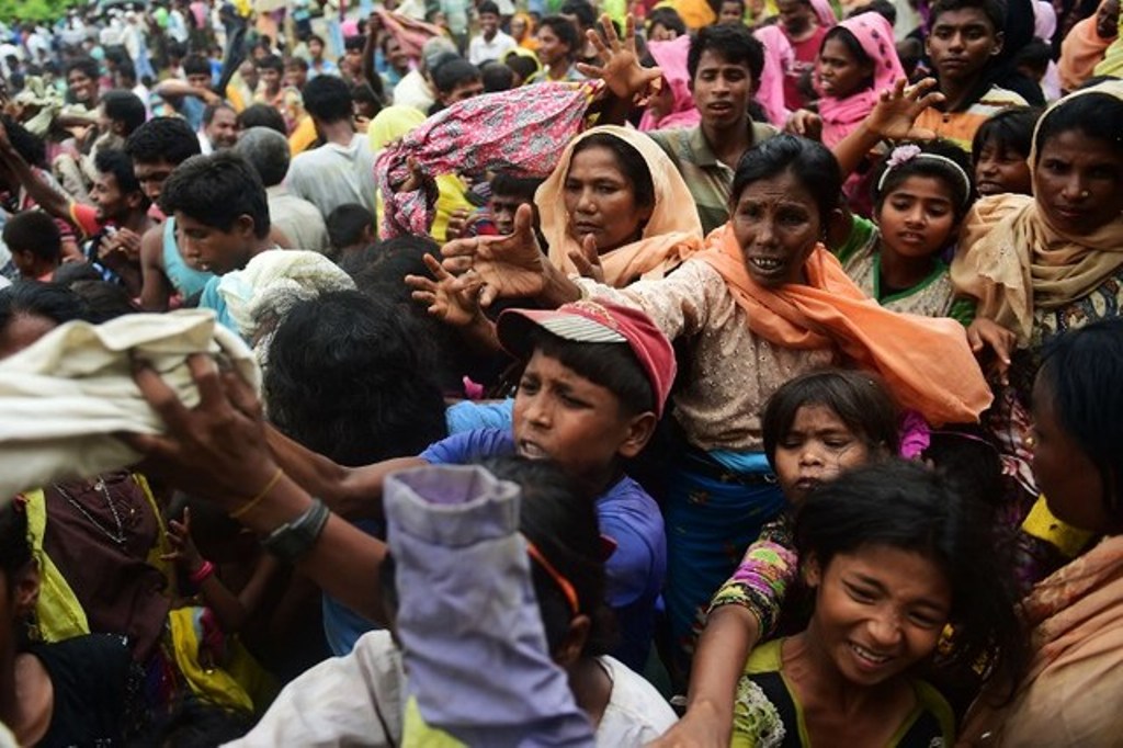 NEEDING AID. Newly arrived Rohingya refugees scuffle for relief supplies at Kutupalong refugee camp in the Bangladeshi locality of Ukhia on September 9, 2017. Munir Uz Zaman/AFP.