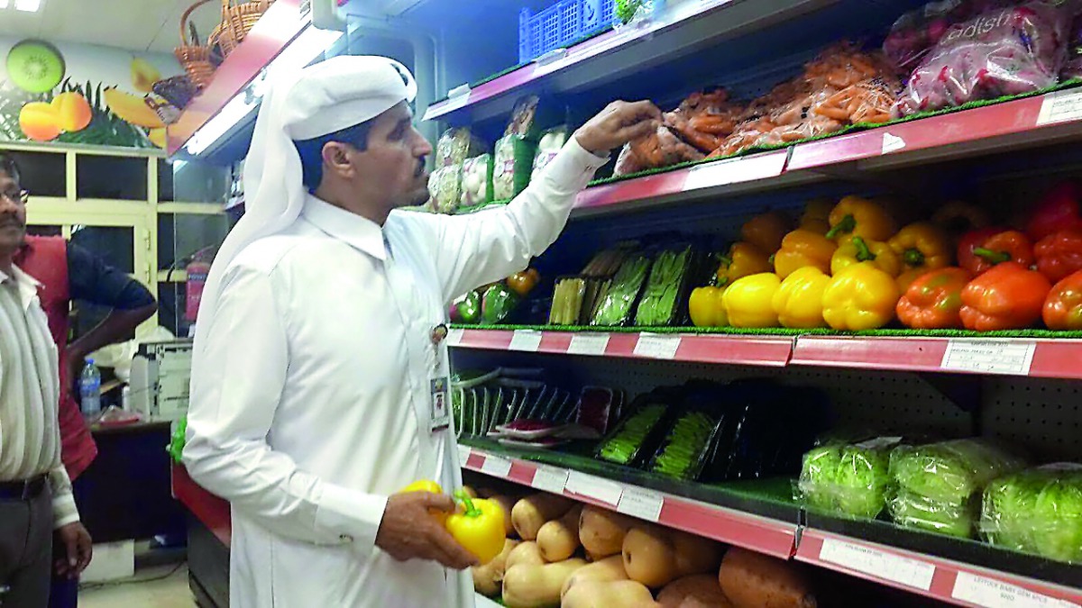 An official from the Municipality conducting an inspection at a shop.