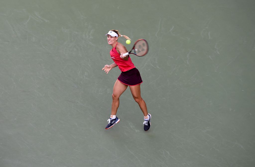 Angelique Kerber of Germany returns a shot to Naomi Osaka of Japan during the first round match of the Pan Pacific Open tennis tournament in Tokyo. / AFP / Toru YAMANAKA