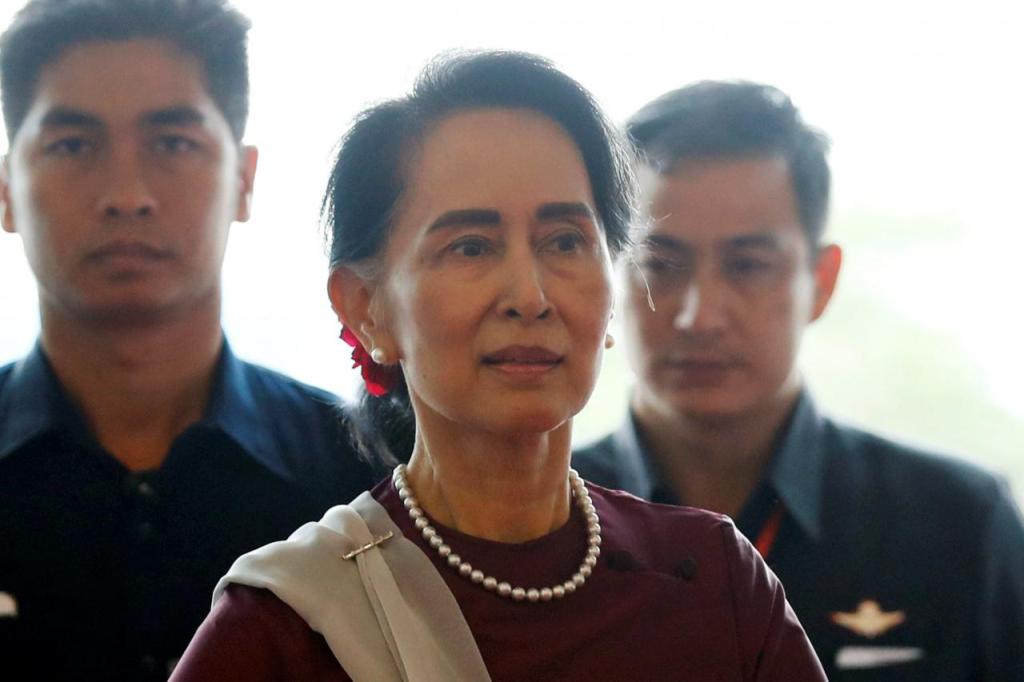 Myanmar State Counselor Aung San Suu Kyi arrives to deliver a speech to the nation over Rakhine and Rohingya situation, in Naypyitaw, Myanmar September 19, 2017. REUTERS/Soe Zeya Tun.