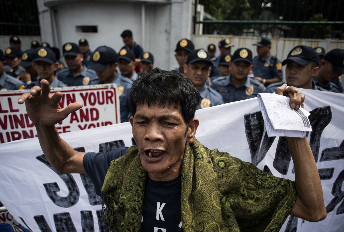 An activist shouts slogans during a protest against Philippine President Rodrigo Duterte in front of the Armed Forces of the Philippines (AFP) headquarters in Manila on September 21, 2017. AFP / NOEL CELIS
