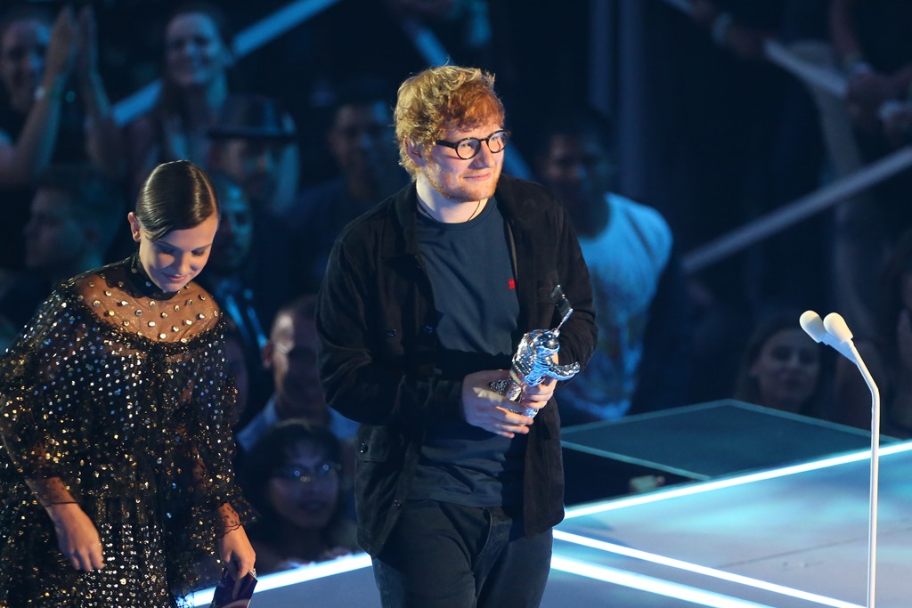 (FILES) This file photo taken on August 27, 2017 shows Ed Sheeran accepting the Artist of the Year award onstage during the MTV Video Music Awards 2017. AFP / Jean-Baptise LACROIX
