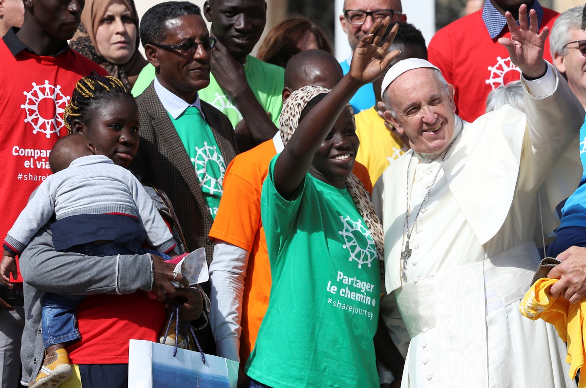Pope Francis poses with a group of migrants during the Wednesday general audience in Saint Peter's Square at the Vatican, September 27, 2017. Reuters/Alessandro Bianchi