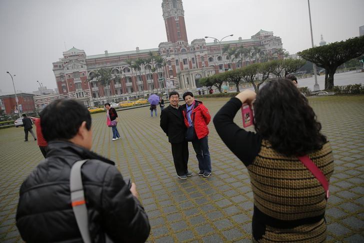 File photo of tourists in front of the presidential palace in Taipei. Reuters 
