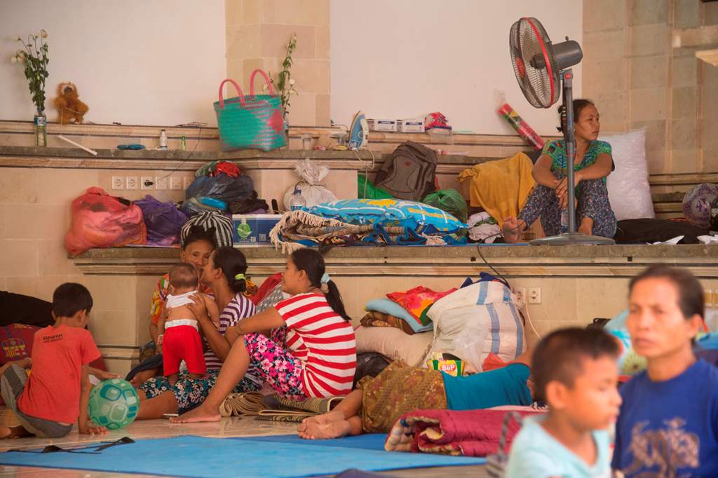 Evacuees stay at a temporary shelter in Kubu, Karangasem Regency on the Indonesian resort island of Bali on September 30, 2017. AFP / BAY ISMOYO
