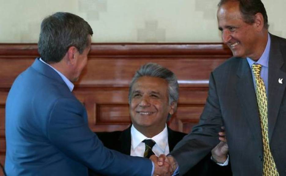 Chief Colombian negotiator Juan Camilo Restrepo (R) shakes hands with ELN negotiator Pablo Beltran as Ecuadoran President Lenin Moreno looks on in Quito last month. (Photo: AFP/Juan Cevallos).