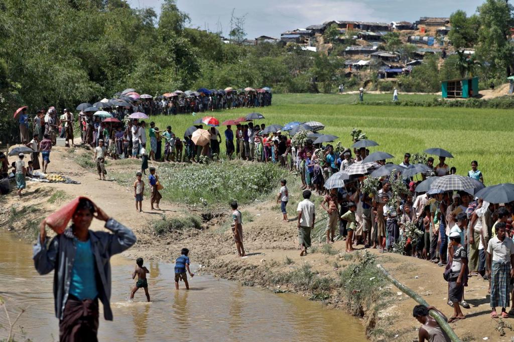 Rohingya refugees queue for aid in Cox's Bazar, Bangladesh, October 1, 2017. REUTERS/Cathal McNaughton.