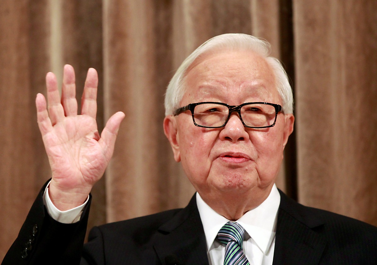 Taiwan Semiconductor Manufacturing Co Ltd (TSMC) Chairman Morris Chang gestures while answering a question during an investor conference in Taipei, July 16, 2014. Reuters/Pichi Chuang