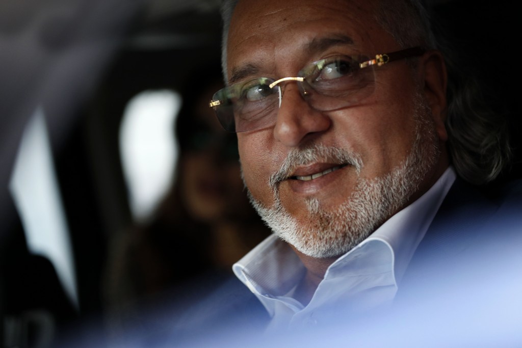Indian tycoon Vijay Mallya leaves Westminster Magistrates' Court in central London on Ocober 3, 2017.  AFP / Adrian DENNIS
