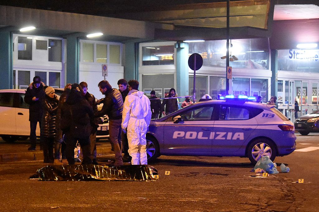 (FILES) This file photo taken on December 23, 2016 shows Italian police and forensics experts gathering around the body of suspected Berlin truck attacker Anis Amri after he was shot dead in Milan on December 23, 2016.   AFP / DANIELE BENNATI
