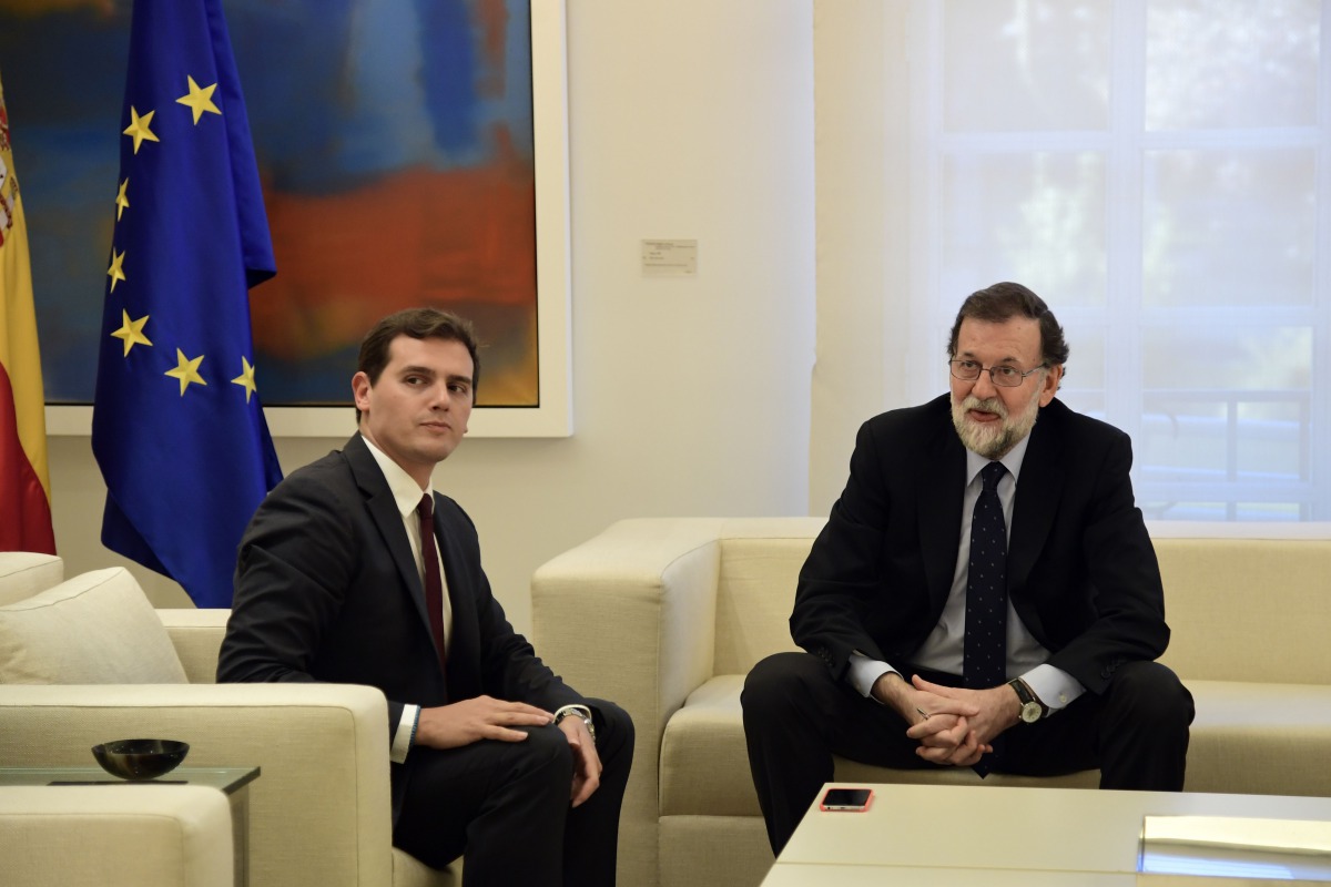 Spanish Prime Minister Mariano Rajoy (R) meets with Spain's Ciudadanos (Citizens) centrist party leader Albert Rivera at La Moncloa palace in Madrid on October 2, 2017. AFP / Javier Soriano