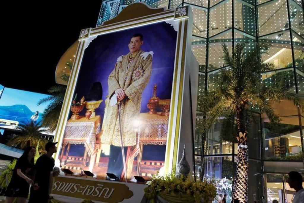 A portrait of Thai King Maha Vajiralongkorn is seen at a shopping mall on the eve of his 65th birthday in Bangkok, Thailand July 26, 2017. REUTERS/Jorge Silva.