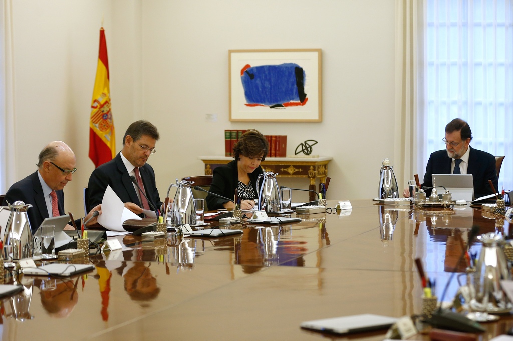 Spanish Prime Minister Mariano Rajoy (R) presides a crisis cabinet meeting at the Moncloa Palace on October 11, 2017 in Madrid.  AFP /  CESAR P.SENDRA
