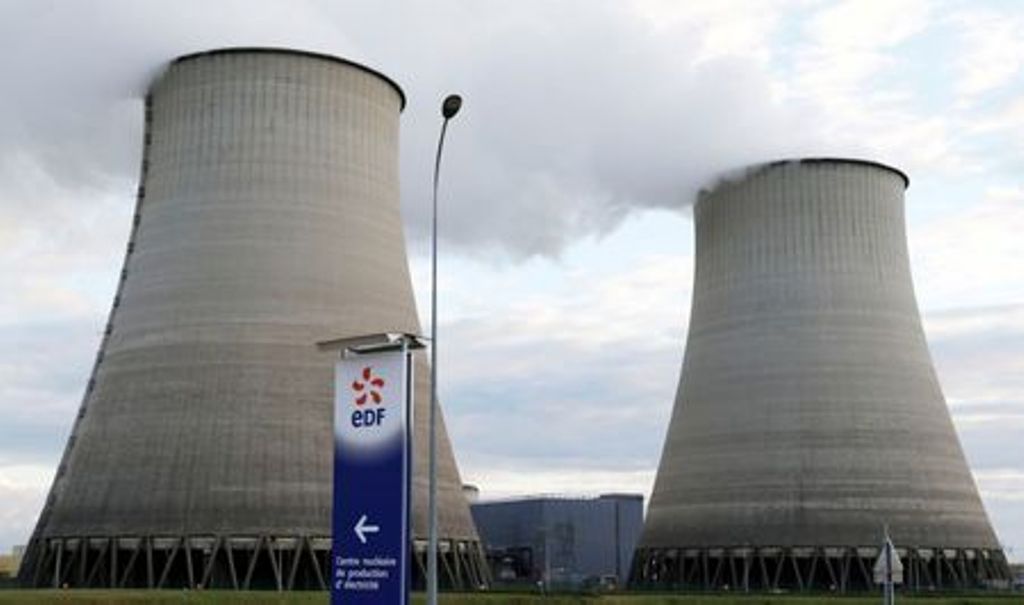 FILE PHOTO: Steam rises from the cooling towers of the Electricite de France (EDF) nuclear power plant in Belleville-sur-Loire, France, October 20, 2016. Picture taken October 20, 2016. REUTERS/Regis Duvignau/File Photo.