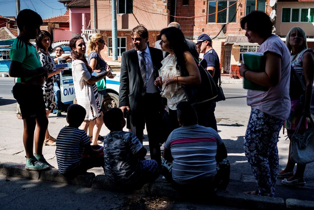 Teachers and social workers who are part of a team for inclusion of children and students in the educational system, talk with children in the Roma neighbourhood of Stolipinovo in the city of Plovdiv on September 13, 2017. AFP / Dimitar DILKOFF
