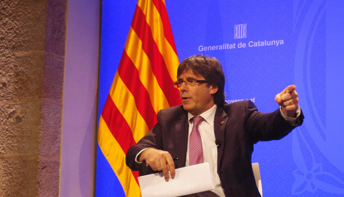 Catalan Regional President Carles Puigdemont evaluates his first 100 days on duty during a meeting with foreign journalists at Palau de la Generalitat in Barcelona (Anadolu Agency / ?enhan Bolelli) 