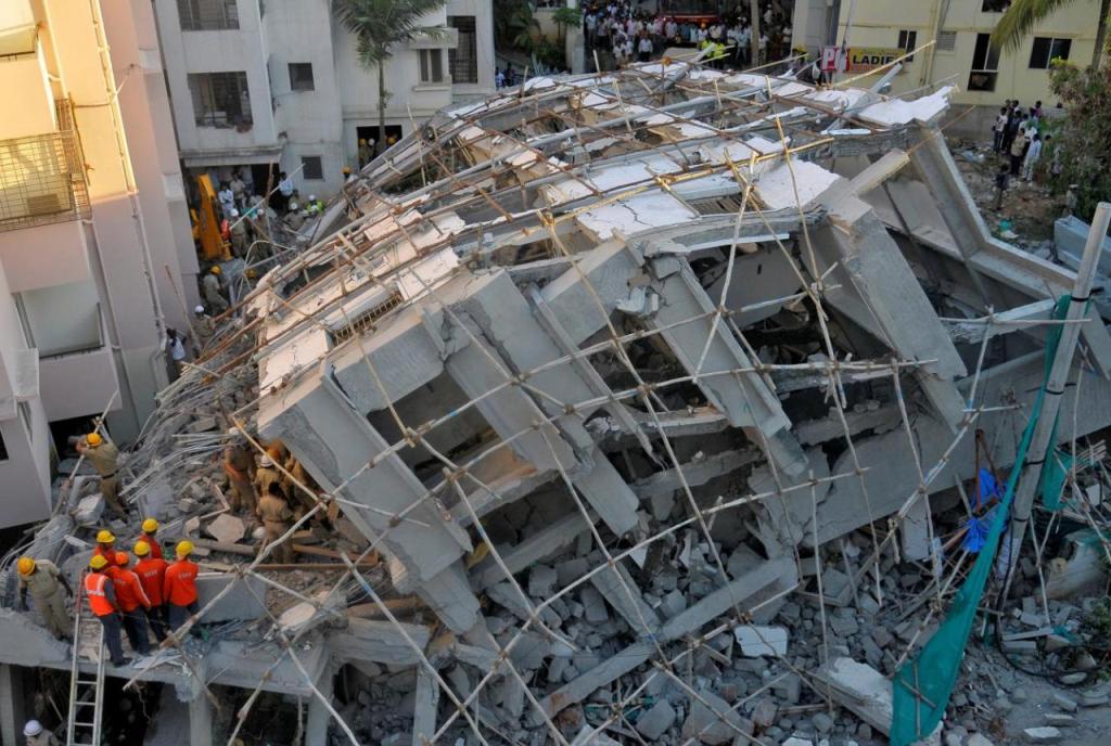 Police and rescue workers look for survivors in the rubble at the site of a collapsed under construction building in Bengaluru, India, October 5, 2016. REUTERS/Abhishek N. Chinnappa.