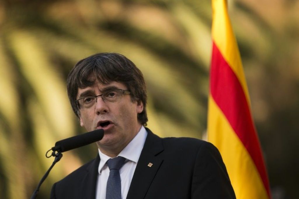 Pressure is mounting for Catalan leader Carles Puigdemont to make clear whether he will declare independence ahead of a deadline set by Spain's government./ AFP.