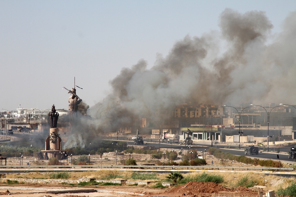 Iraqi forces patrol in the streets after they retake the control of the city center from Peshmerga forces in Kirkuk, Iraq on October 16, 2017. ( Hassan Ghaedi - Anadolu Agency )