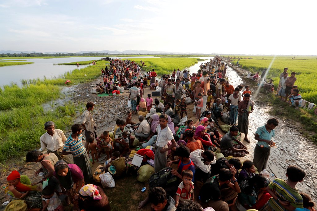 Rohingya refugees who crossed the border from Myanmar a day before, wait to receive permission from the Bangladeshi army to continue their way to the refugee camps, in Palang Khali, Bangladesh October 17, 2017. REUTERS/Jorge Silva