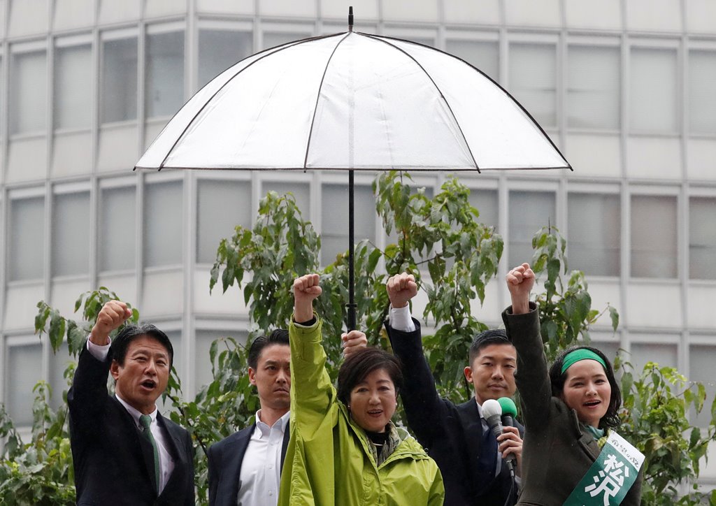 Head of Japan's Party of Hope and Tokyo Governor Yuriko Koike (C) and her party lawmakers raise their fists during the last day of campaigning for the October 22 lower house election, in Tokyo, Japan October 21, 2017. REUTERS/Issei Kato 