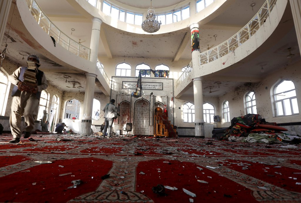Afghan men inspect inside a Shi'ite Muslim mosque after last night's attack in Kabul, Afghanistan October 21, 2017. REUTERS/Omar Sobhani
