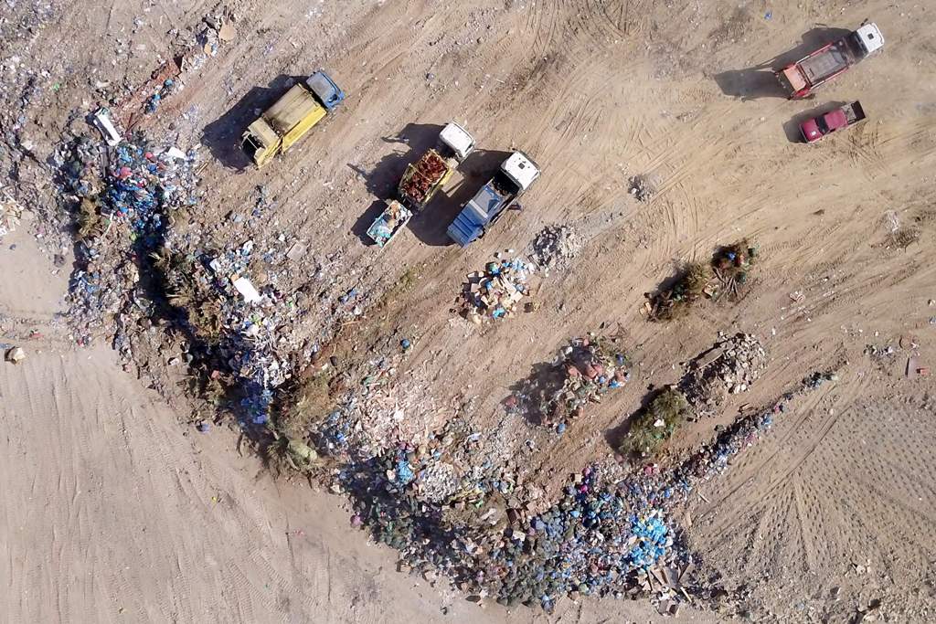 An aerial view shows garbage trucks dumping rubbish at the Kotsiatis landfill on the outskirts of the Cypriot capital Nicosia on August 30, 2017.  AFP / STRINGER
