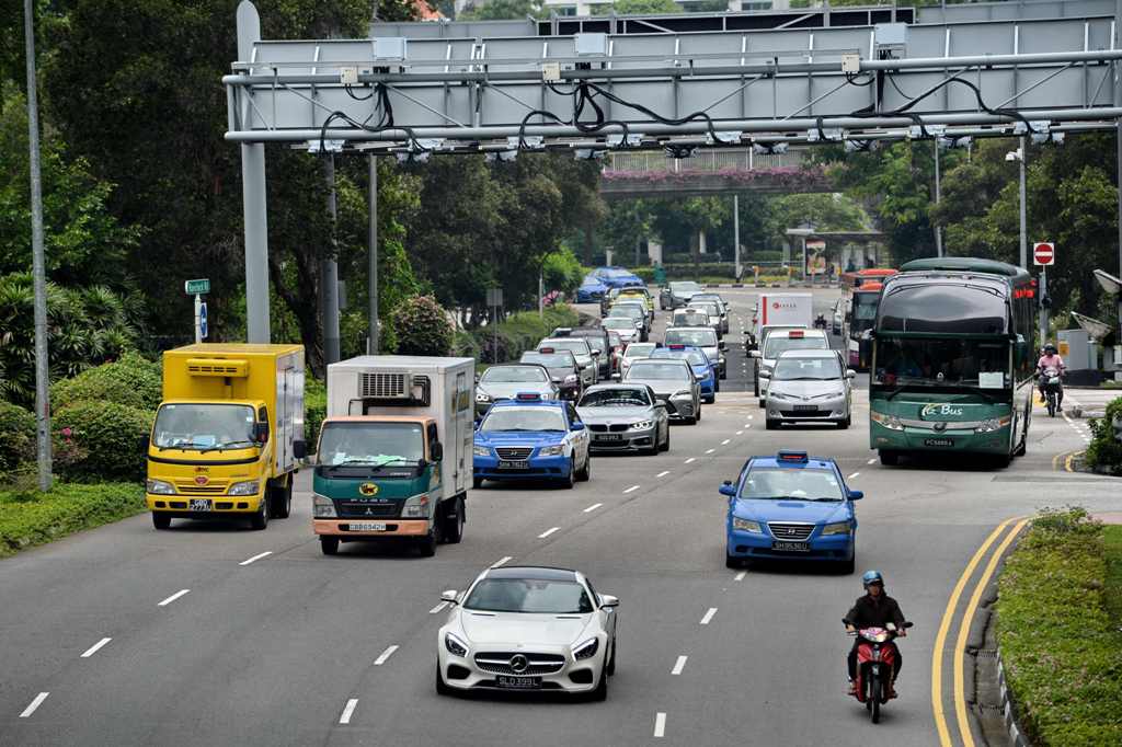 Motorists enter the financial district area in Singapore on October 24, 2017.   AFP / ROSLAN RAHMAN

