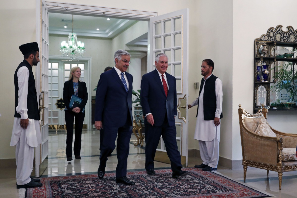 US Secretary of State Rex Tillerson (2R) walks with Pakistani Foreign Minister Khawaja Asif as he arrives at the Prime Minister's residence in Islamabad on October 24, 2017. AFP / Alex Brandon