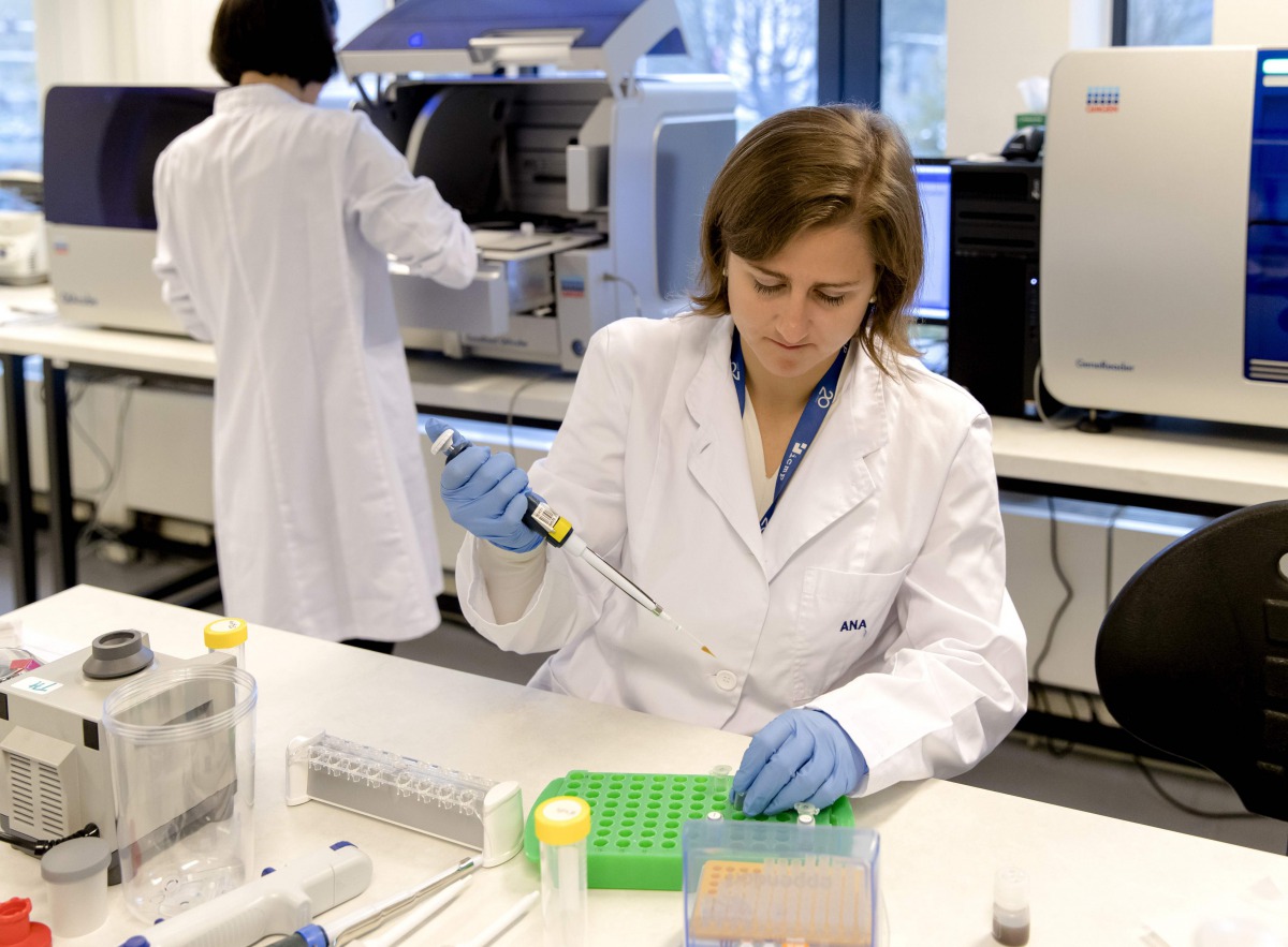 An employee works at the new state-of the-art DNA laboratory of the International Commission on Missing Persons, in The Hague, on October 24, 2017. AFP / ANP / Sander Koning