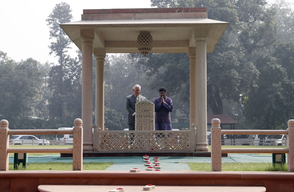 US Secretary of State Rex Tillerson (L) pauses for a moment at the Martyr's Column, the site of the 1948 assassination of Indian independence icon Mahatma Gandhi, next to the Gandhi Smriti director Dipankar Gyan in New Delhi on October 25, 2017./ AFP / PO