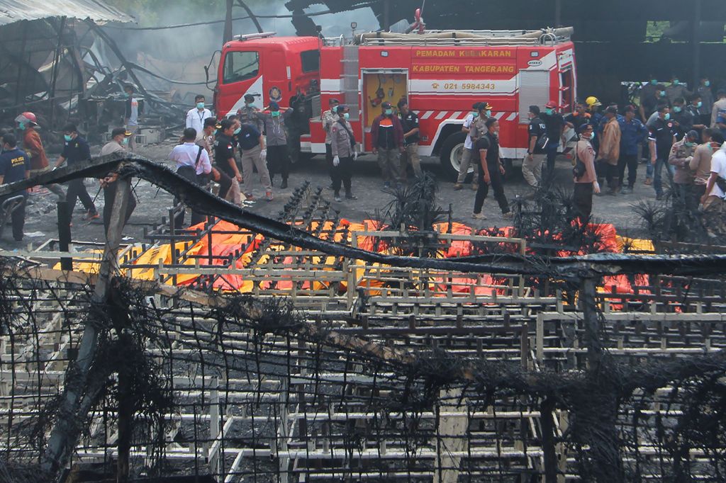 Indonesian forensic policemen work after a fire disaster in Tangerang Kota, Banten province on October 26, 2017. / AFP.