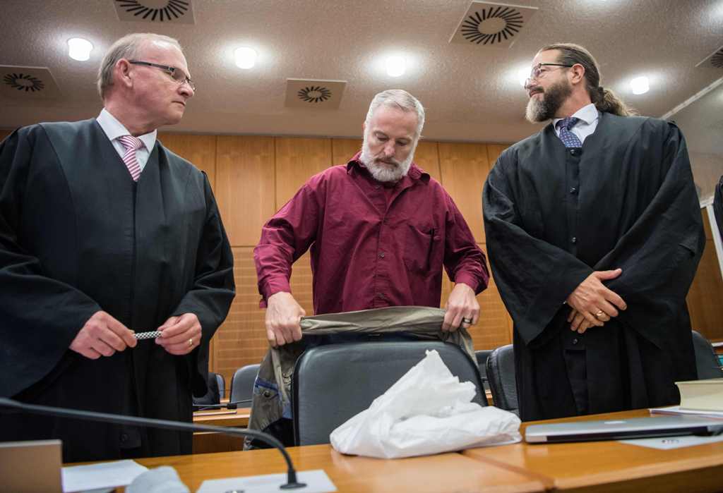 (FILES) This file photo taken on October 18, 2017 shows defendant Daniel Moser (C) flanked by his lawyers Hannes Linke (L) and Robert Kain (R) as he arrives for the opening of his trial at court in Frankfurt am Main, western Germany.  AFP / POOL / Andreas