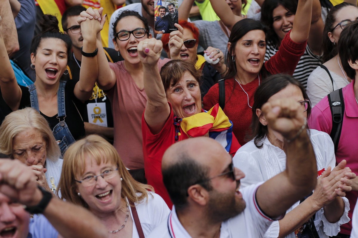 People celebrate after Catalonia's parliament voted to declare independence from Spain on October 27, 2017 in Barcelona.  AFP / PAU BARRENA