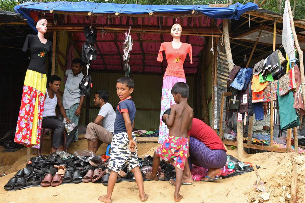 Rohingya refugee sell clothes at Kutupalong refugee camp in the Bangladeshi district of Ukhia on October 28, 2017. AFP / TAUSEEF MUSTAFA
