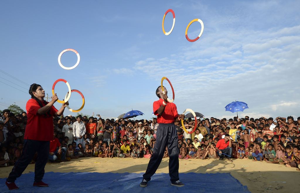 This photograph taken on October 28, 2017 shows Rohingya refugee children watching the Bangladeshi theatre group 