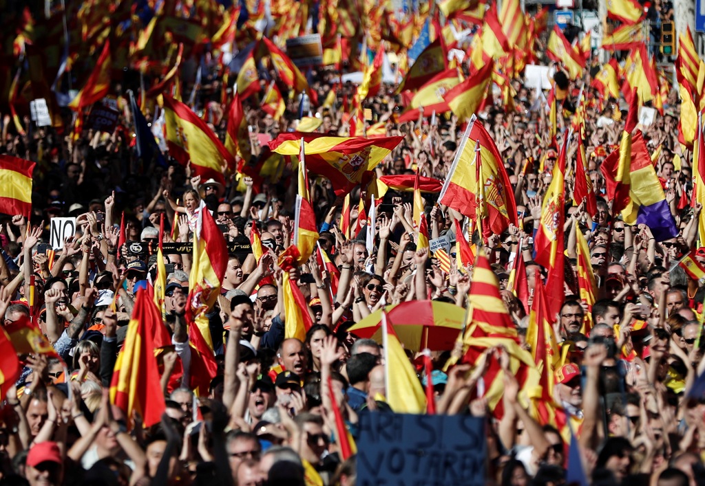 Protesters with Spanish flags stage a pro-unity demonstration at Passeig de Gracia in Barcelona, Spain on October 29, 2017. Anadolu Agency/ Burak Akbulut.