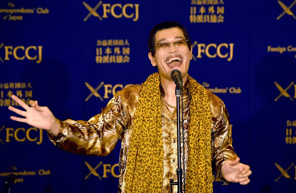 (FILES) This file photo taken on October 28, 2016 shows Japanese comedian Pikotaro performing during a press conference at the Foreign Correspondents' Club of Japan in Tokyo. AFP / Kazuhiro NOGI
