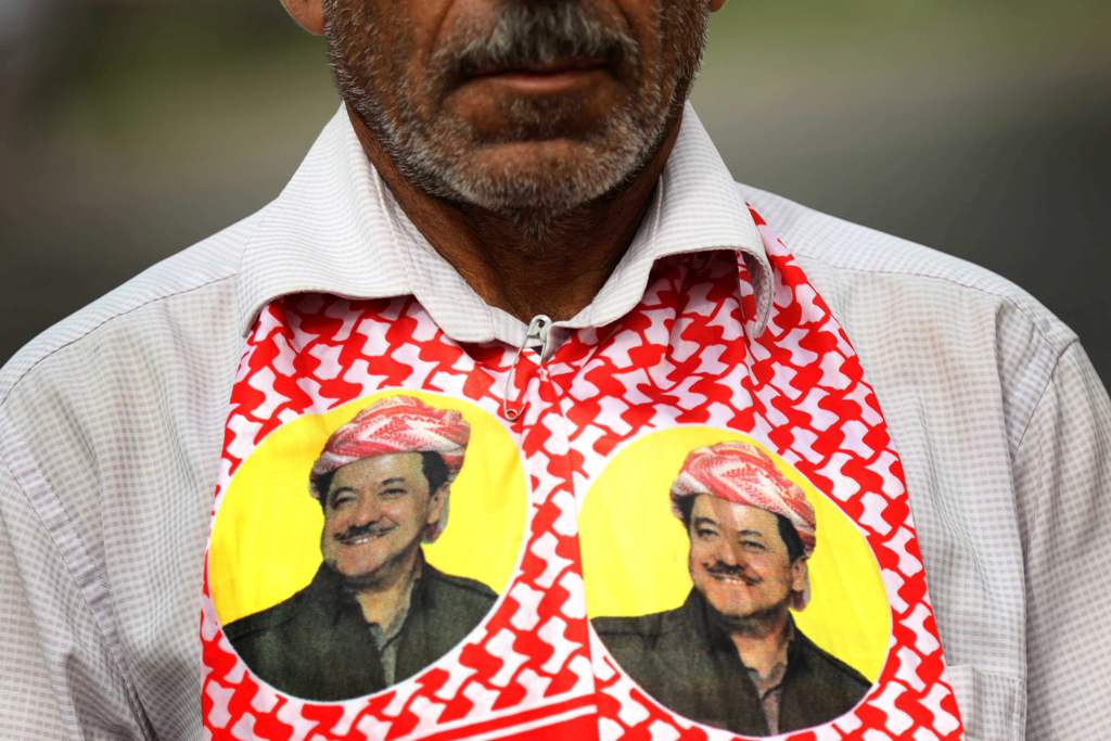 An Iraqi Kurd wears a scarf bearing a portrait of the Iraqi Kurdish leader Massud Barzani, during a protest in support of him, in Arbil, the capital of autonomous Iraqi Kurdistan, on October 30, 2017.  AFP / SAFIN HAMED
