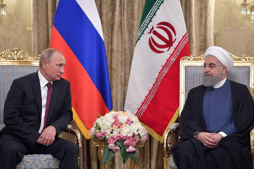 Russian President Vladimir Putin (L) and Iranian President Hassan Rouhani look at each other during a meeting in Tehran on November 1, 2017. (AFP / SPUTNIK / Alexey DRUZHININ)