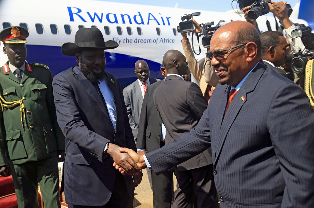 Sudan’s President Omar al-Bashir welcomes South Sudan's President Salva Kiir Mayardit at Khartoum airport, Sudan November 1, 2017. (REUTERS/Mohamed Nureldin Abdallah)