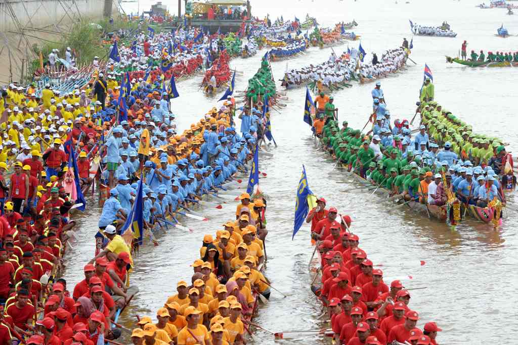 Cambodian participants row their dragon boats during the Water Festival on the Tonle Sap river in Phnom Penh on November 2, 2017.  AFP / TANG CHHIN SOTHY
